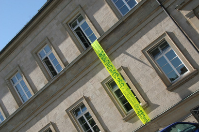 aus dem besetzten Rektorat hängt ein Banner des Bildungsstreiks